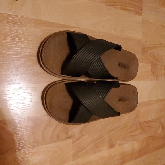 Slippers - Picture 2 of 3